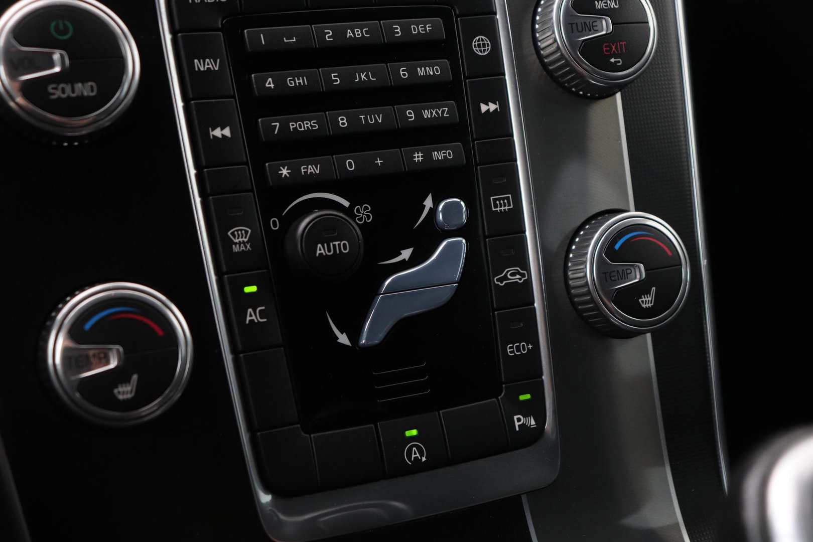 Volvo V60 T3 R-Design | Trekhaak | Adaptieve Xenon | Standkachel | Automaat | Navigatie | 18 Inch