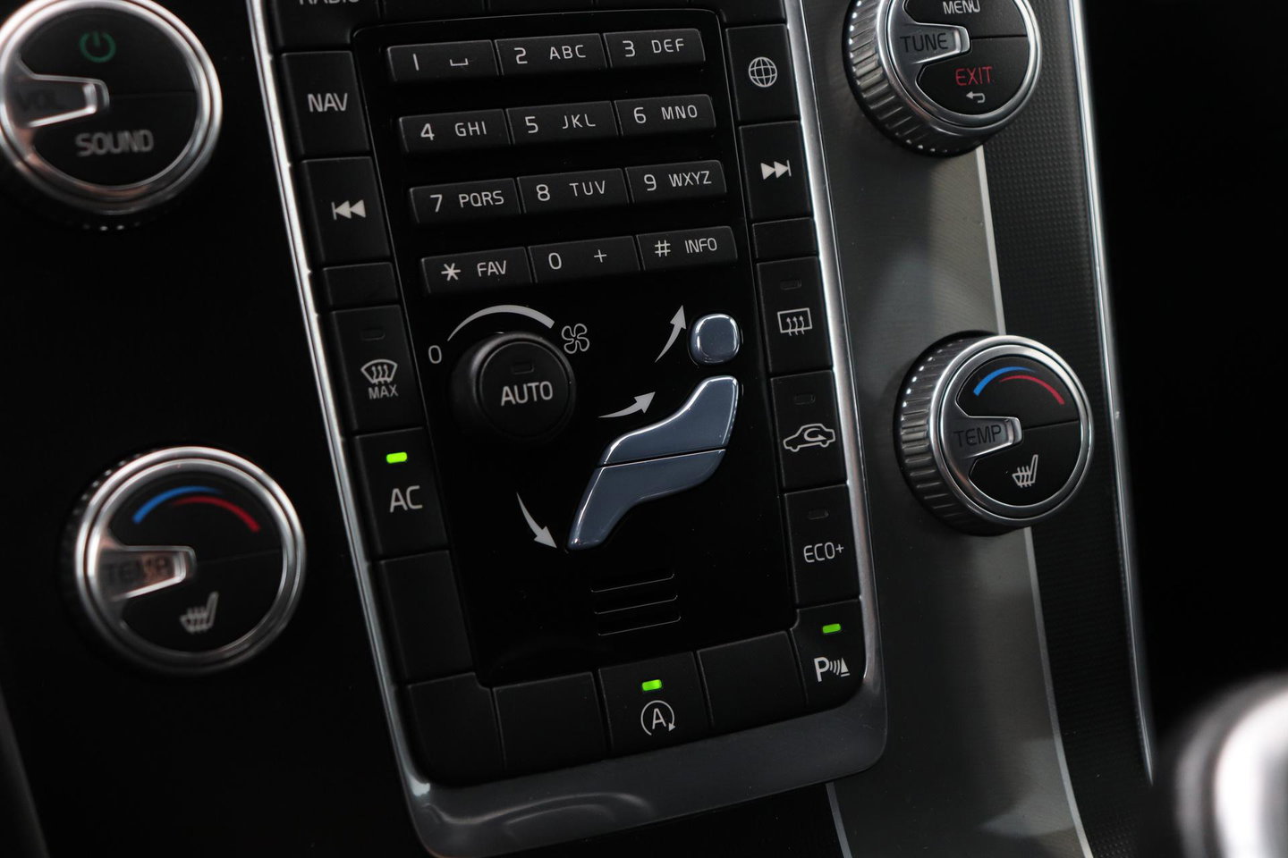 Volvo V60 T3 R-Design | Trekhaak | Adaptieve Xenon | Standkachel | Automaat | Navigatie | 18 Inch