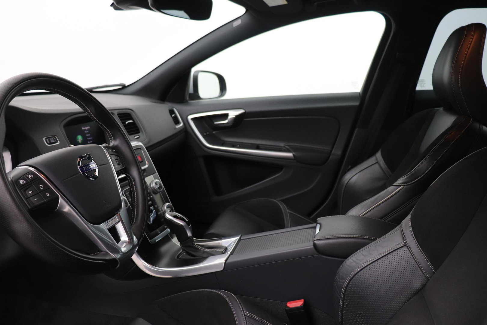 Volvo V60 T3 R-Design | Trekhaak | Adaptieve Xenon | Standkachel | Automaat | Navigatie | 18 Inch