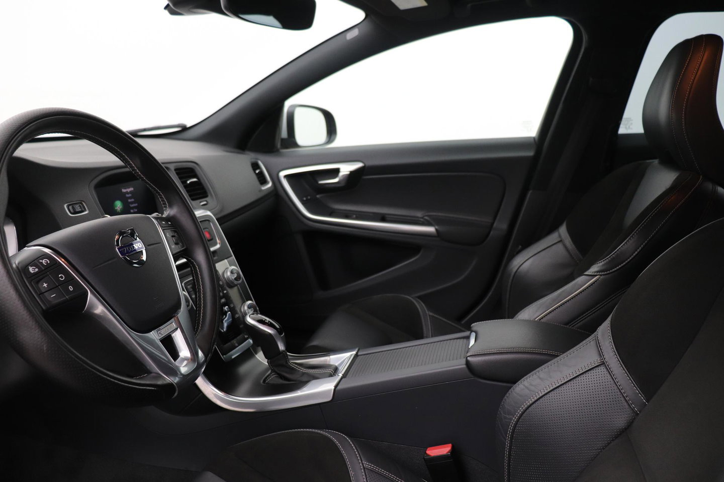 Volvo V60 T3 R-Design | Trekhaak | Adaptieve Xenon | Standkachel | Automaat | Navigatie | 18 Inch