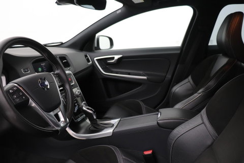 Volvo V60 T3 R-Design | Trekhaak | Adaptieve Xenon | Standkachel | Automaat | Navigatie | 18 Inch
