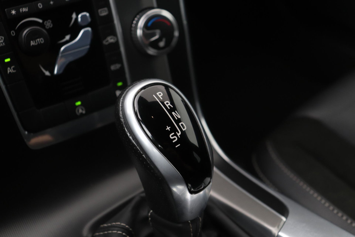 Volvo V60 T3 R-Design | Trekhaak | Adaptieve Xenon | Standkachel | Automaat | Navigatie | 18 Inch
