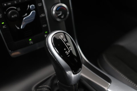 Volvo V60 T3 R-Design | Trekhaak | Adaptieve Xenon | Standkachel | Automaat | Navigatie | 18 Inch