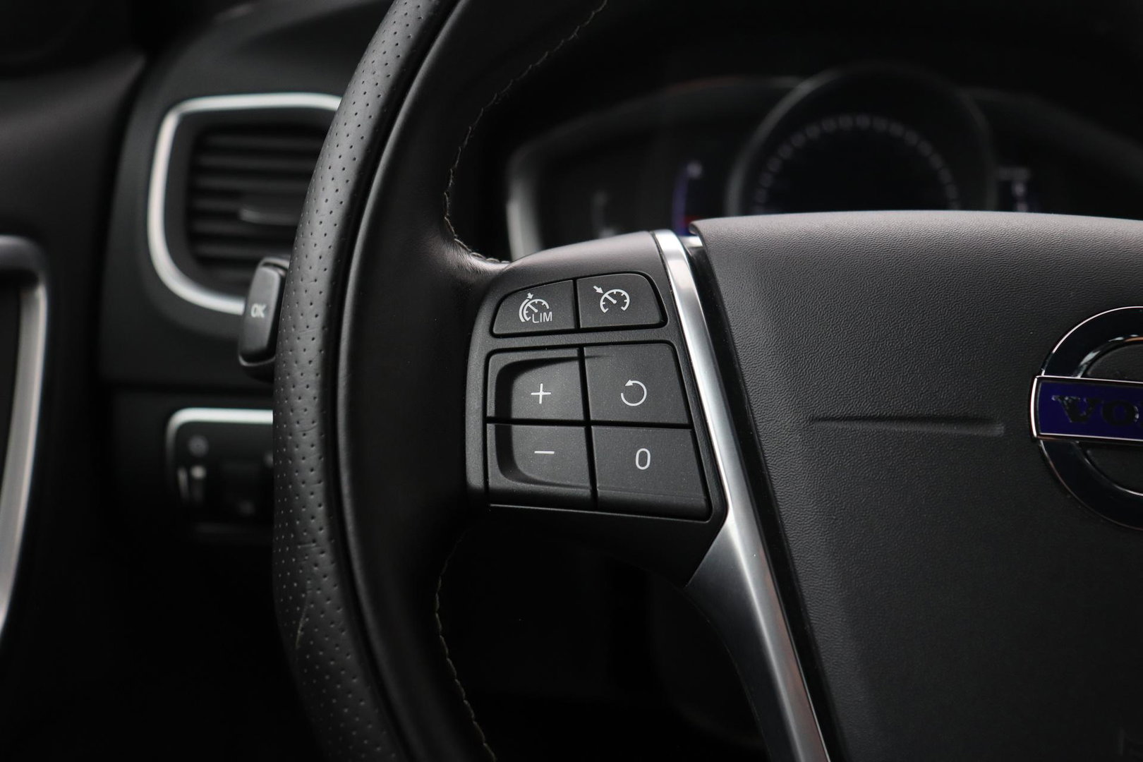 Volvo V60 T3 R-Design | Trekhaak | Adaptieve Xenon | Standkachel | Automaat | Navigatie | 18 Inch