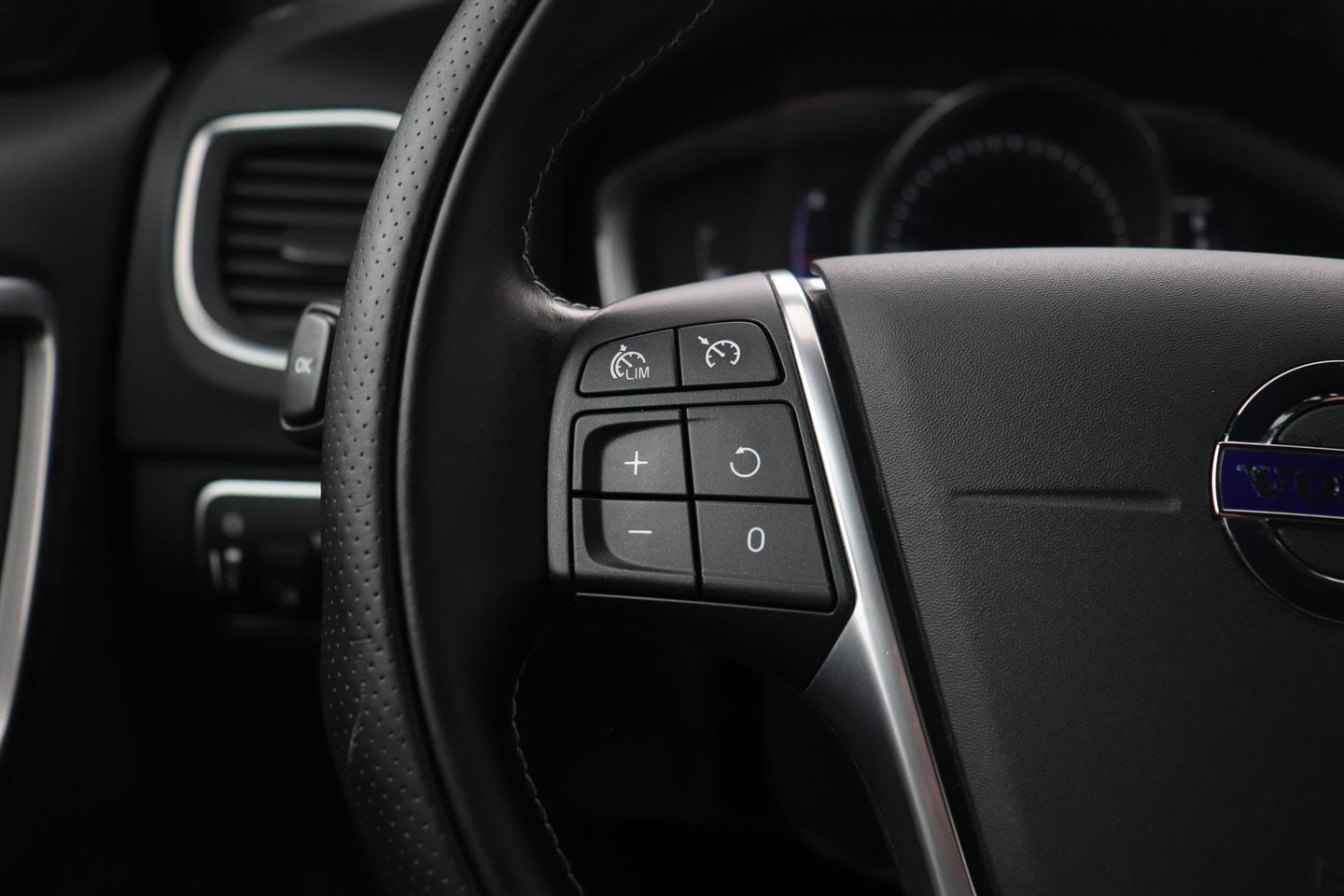 Volvo V60 T3 R-Design | Trekhaak | Adaptieve Xenon | Standkachel | Automaat | Navigatie | 18 Inch