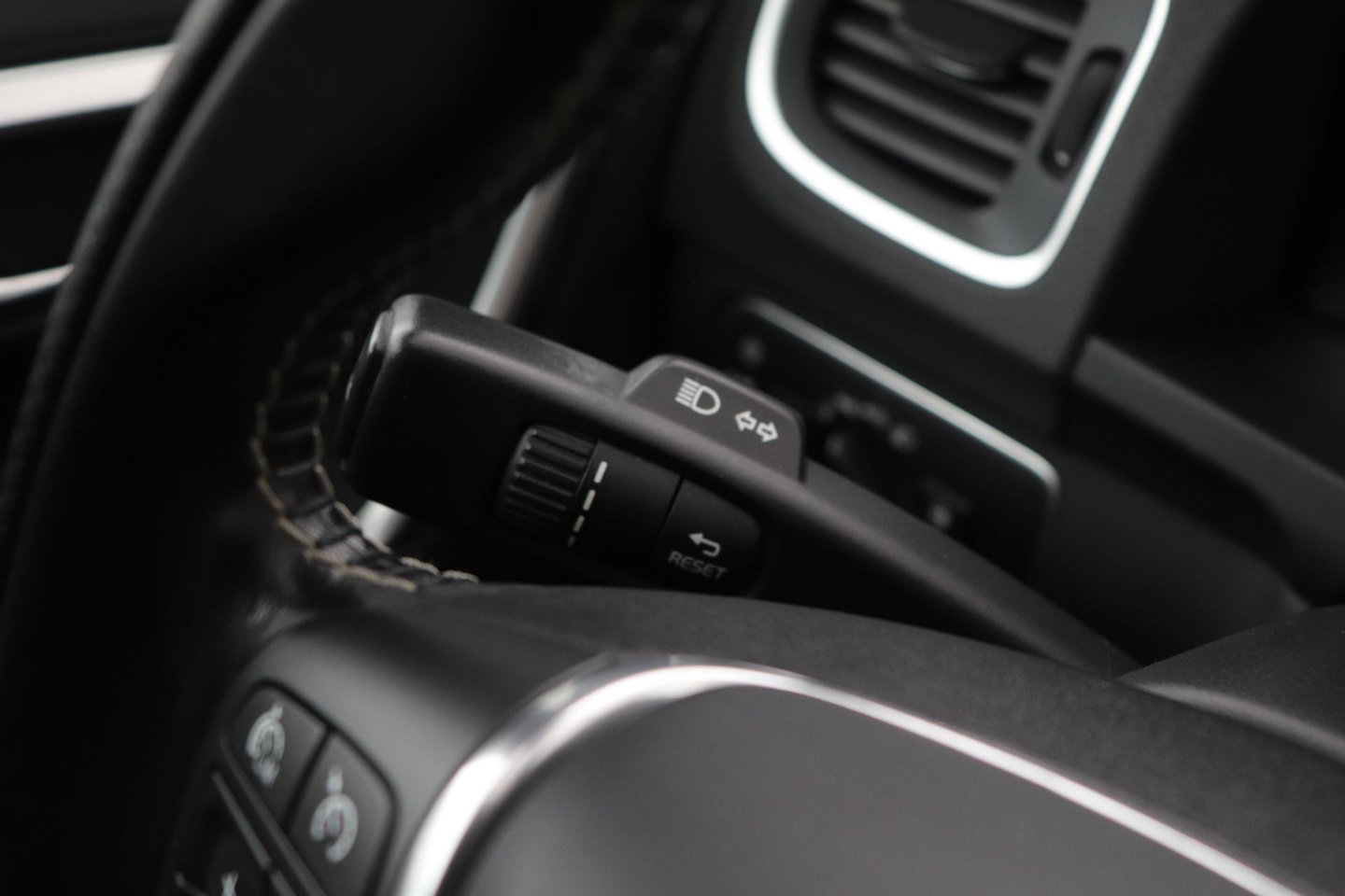 Volvo V60 T3 R-Design | Trekhaak | Adaptieve Xenon | Standkachel | Automaat | Navigatie | 18 Inch