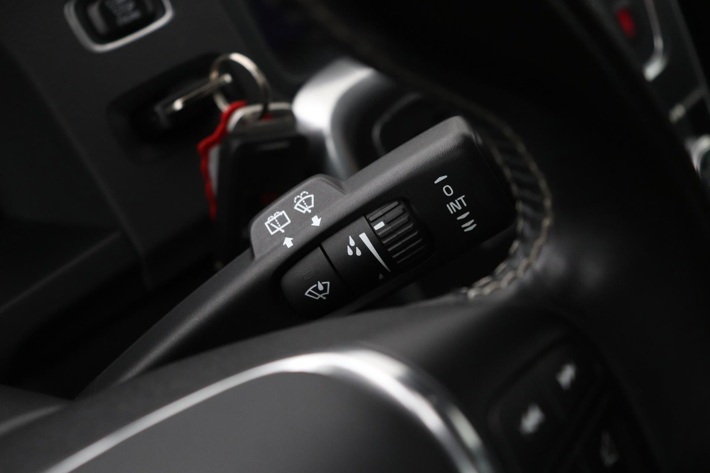 Volvo V60 T3 R-Design | Trekhaak | Adaptieve Xenon | Standkachel | Automaat | Navigatie | 18 Inch