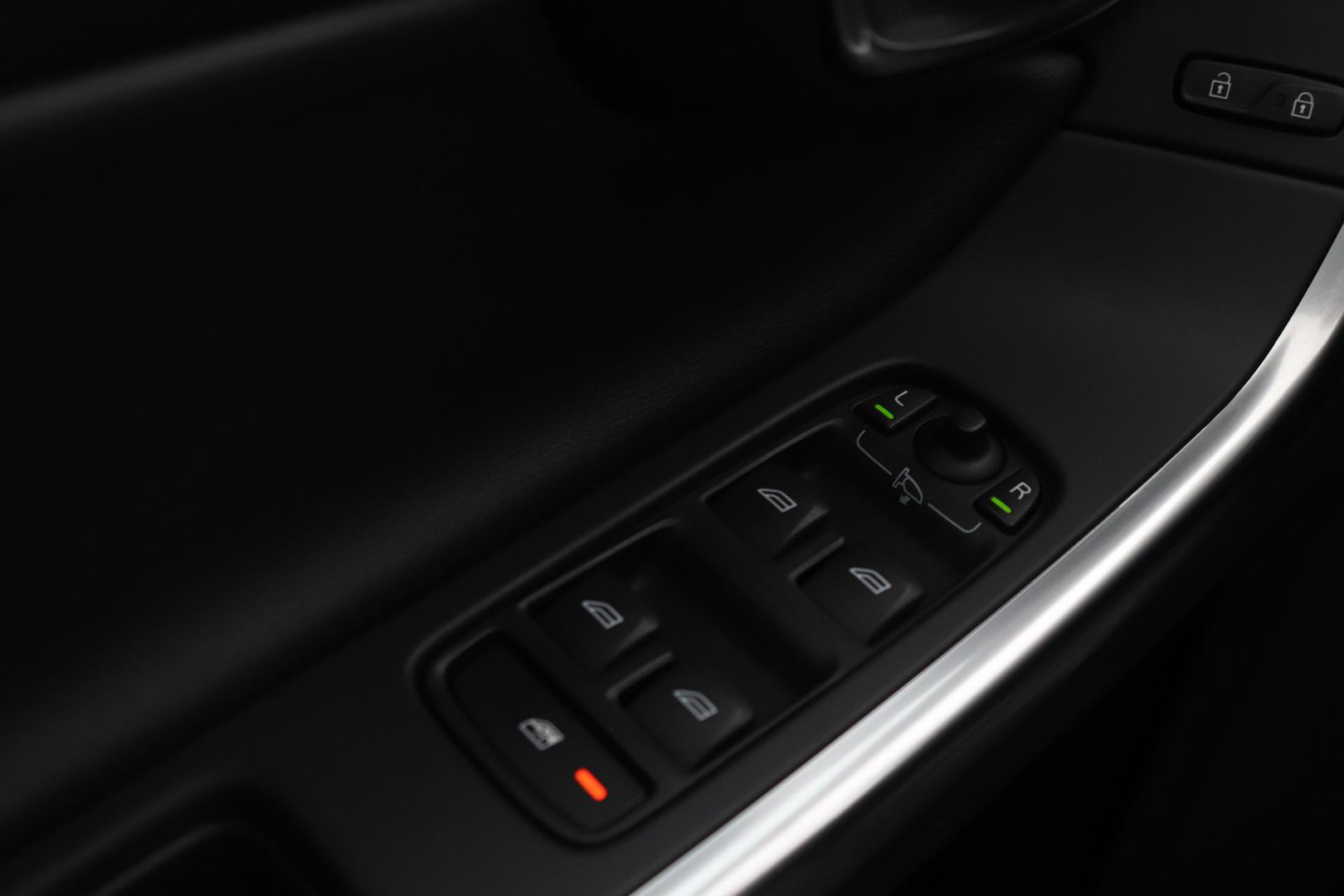 Volvo V60 T3 R-Design | Trekhaak | Adaptieve Xenon | Standkachel | Automaat | Navigatie | 18 Inch