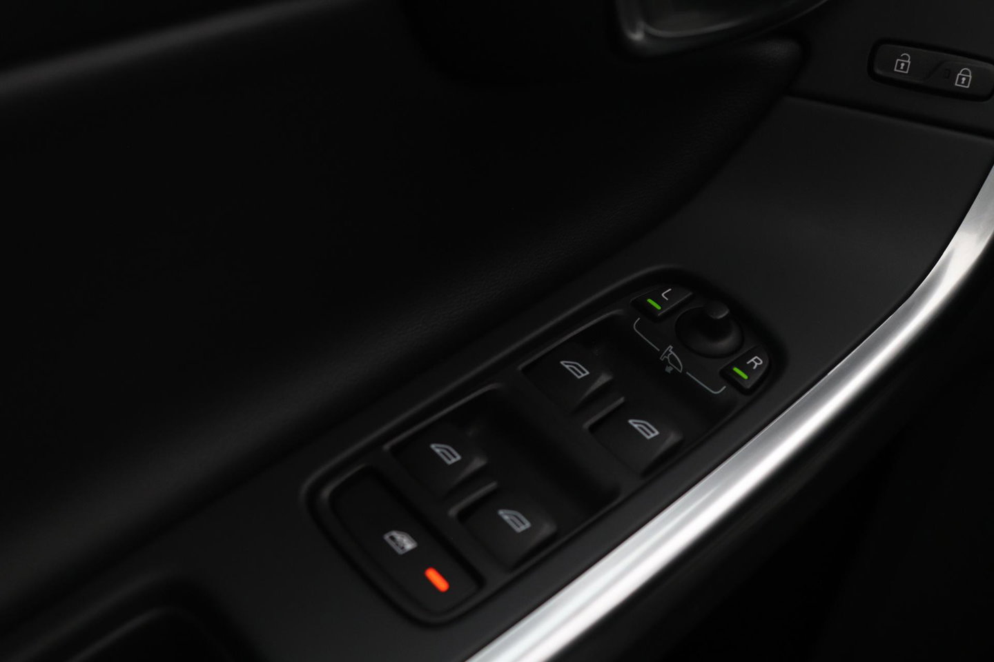 Volvo V60 T3 R-Design | Trekhaak | Adaptieve Xenon | Standkachel | Automaat | Navigatie | 18 Inch