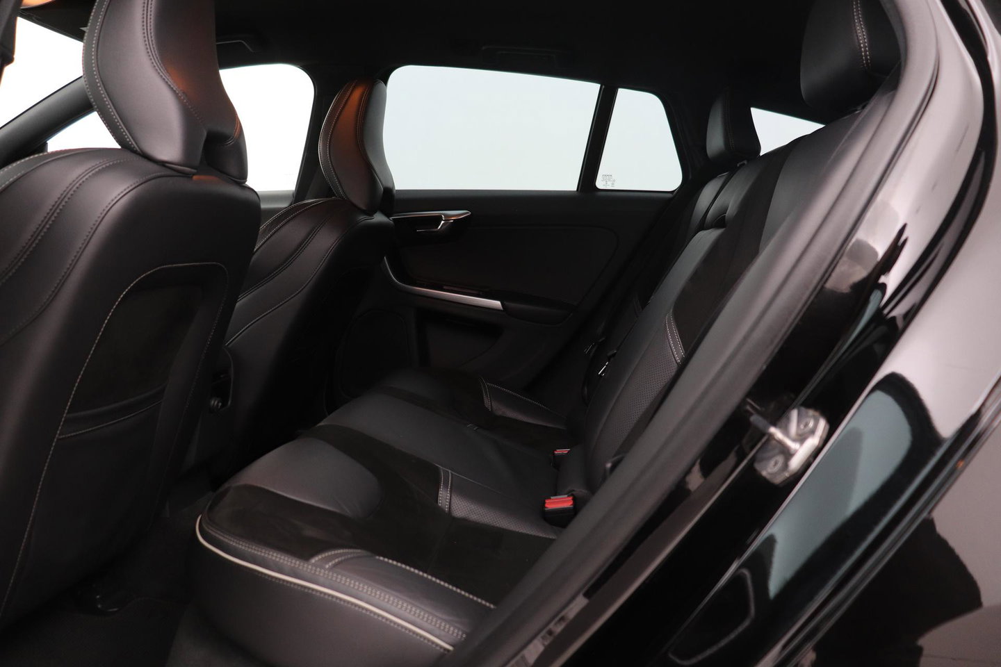 Volvo V60 T3 R-Design | Trekhaak | Adaptieve Xenon | Standkachel | Automaat | Navigatie | 18 Inch