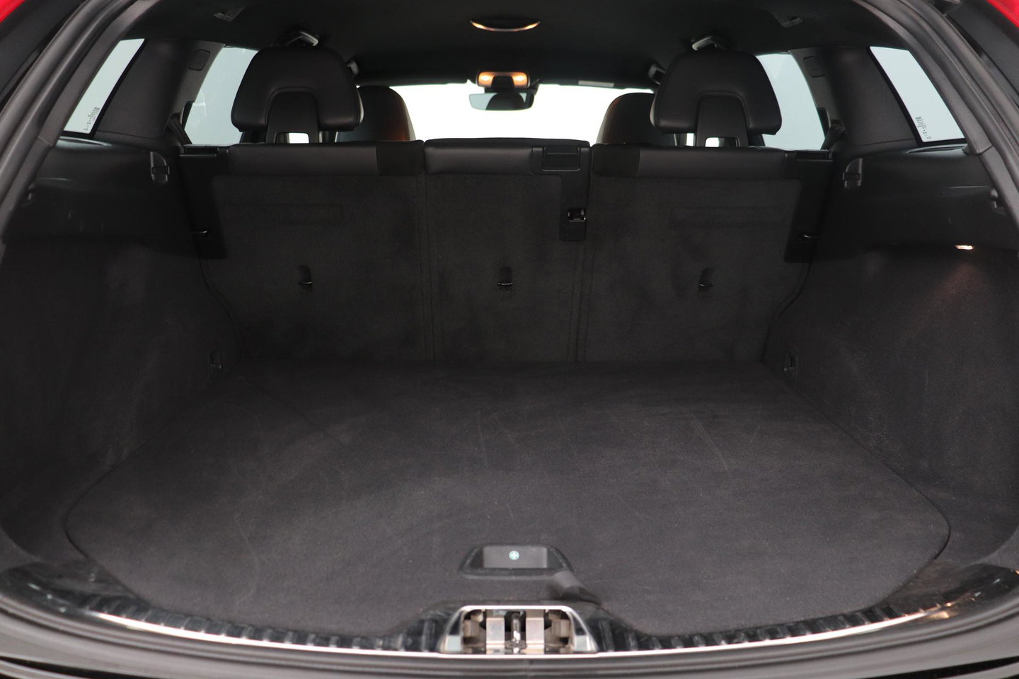 Volvo V60 T3 R-Design | Trekhaak | Adaptieve Xenon | Standkachel | Automaat | Navigatie | 18 Inch