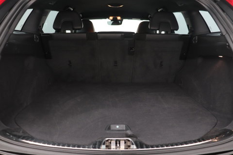 Volvo V60 T3 R-Design | Trekhaak | Adaptieve Xenon | Standkachel | Automaat | Navigatie | 18 Inch