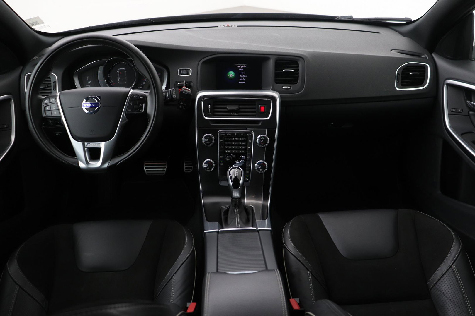 Volvo V60 T3 R-Design | Trekhaak | Adaptieve Xenon | Standkachel | Automaat | Navigatie | 18 Inch