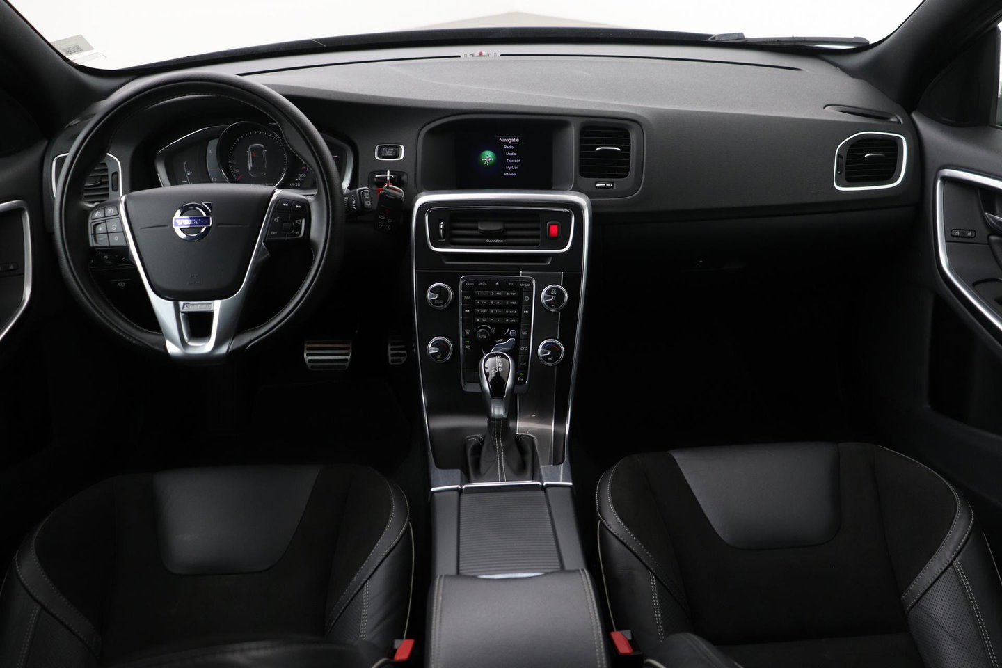 Volvo V60 T3 R-Design | Trekhaak | Adaptieve Xenon | Standkachel | Automaat | Navigatie | 18 Inch