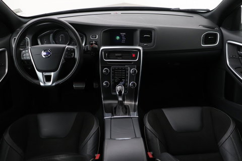 Volvo V60 T3 R-Design | Trekhaak | Adaptieve Xenon | Standkachel | Automaat | Navigatie | 18 Inch