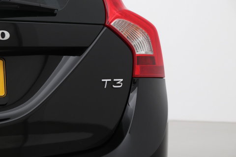 Volvo V60 T3 R-Design | Trekhaak | Adaptieve Xenon | Standkachel | Automaat | Navigatie | 18 Inch