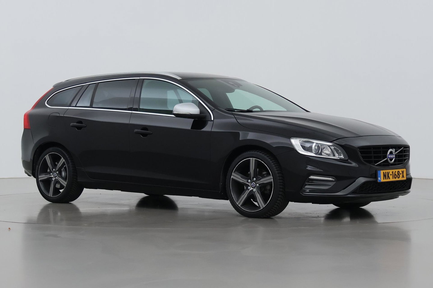 Volvo V60 T3 R-Design | Trekhaak | Adaptieve Xenon | Standkachel | Automaat | Navigatie | 18 Inch