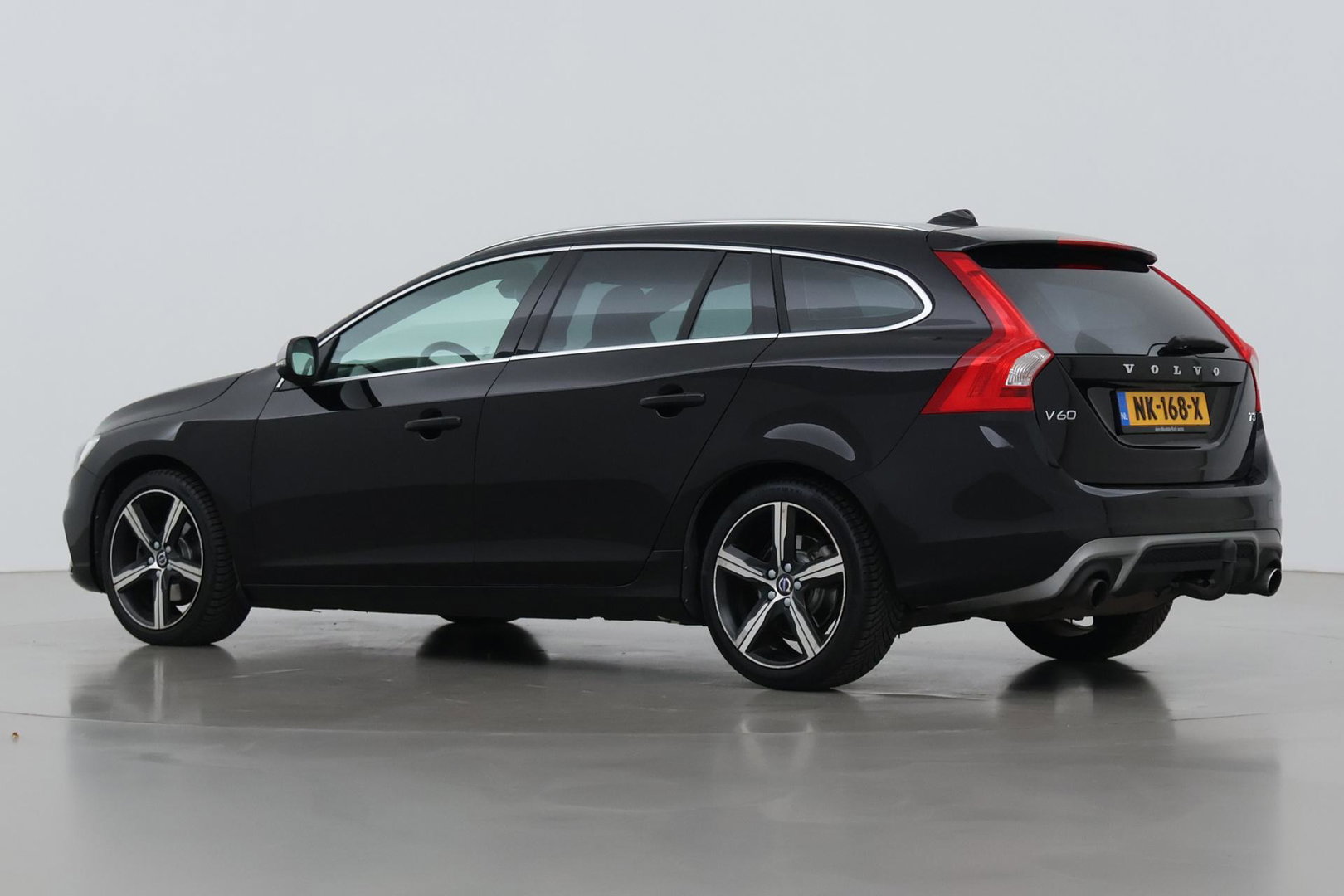 Volvo V60 T3 R-Design | Trekhaak | Adaptieve Xenon | Standkachel | Automaat | Navigatie | 18 Inch