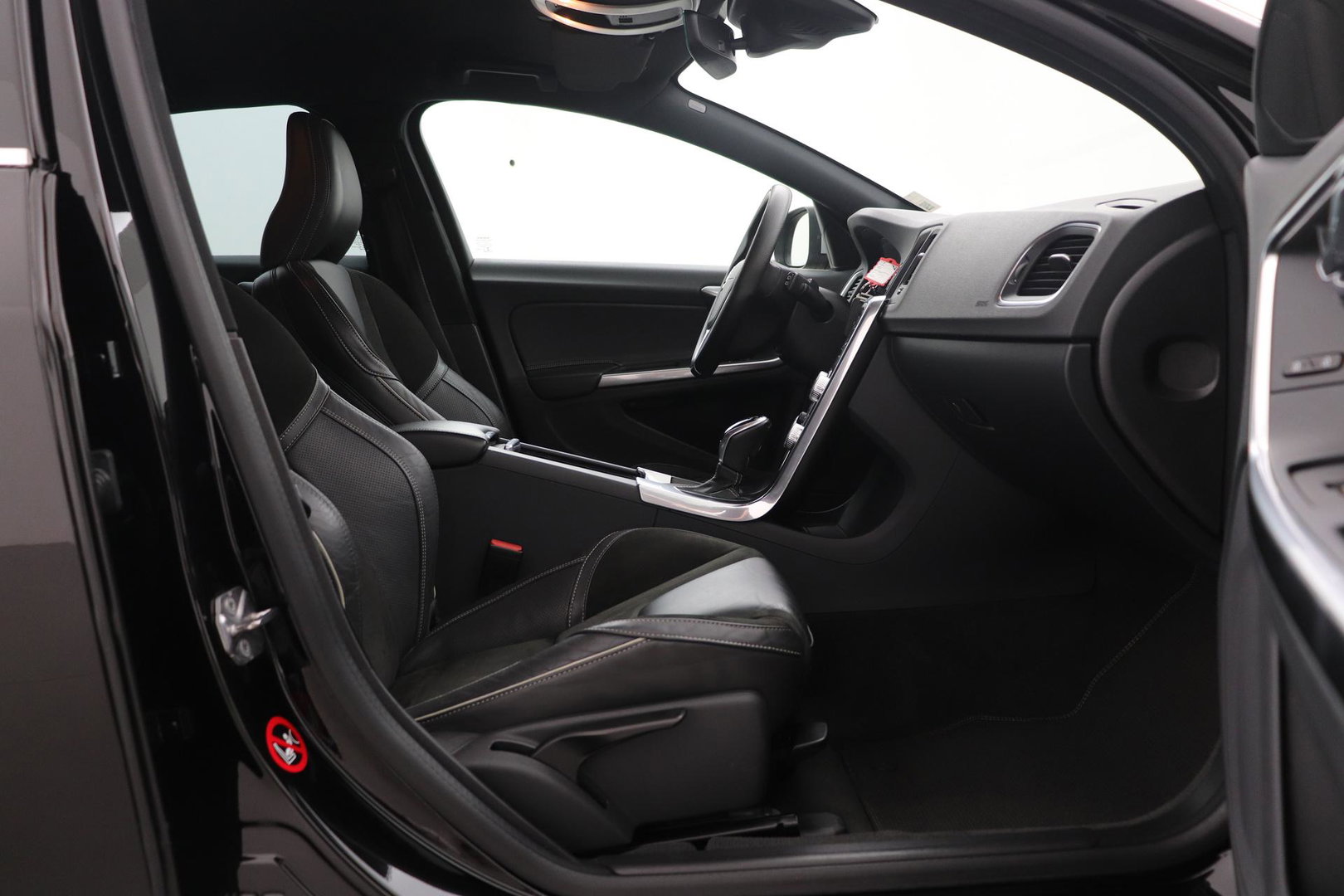 Volvo V60 T3 R-Design | Trekhaak | Adaptieve Xenon | Standkachel | Automaat | Navigatie | 18 Inch