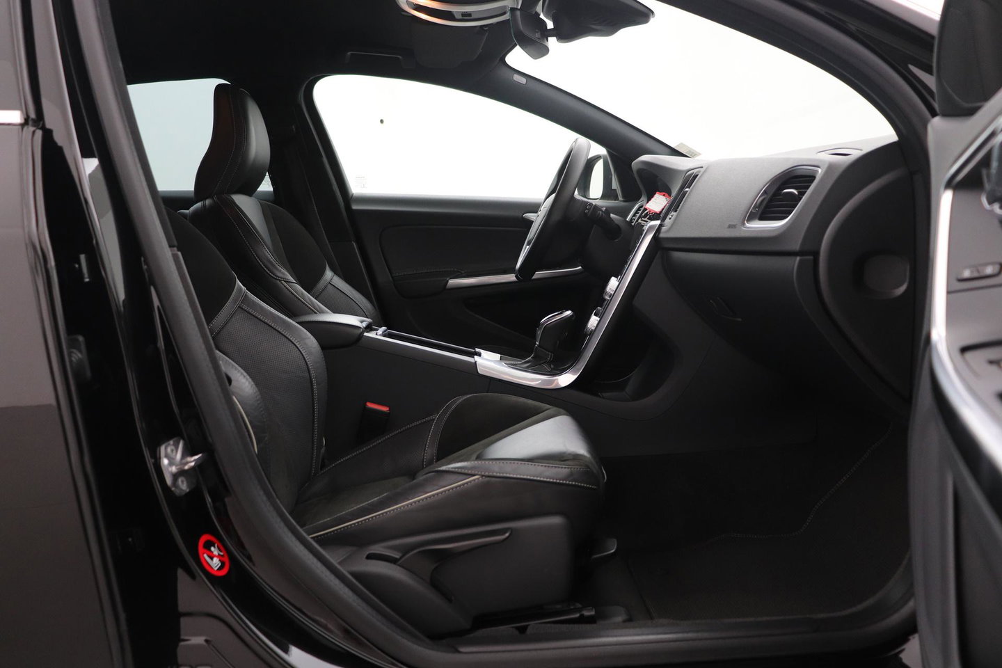 Volvo V60 T3 R-Design | Trekhaak | Adaptieve Xenon | Standkachel | Automaat | Navigatie | 18 Inch