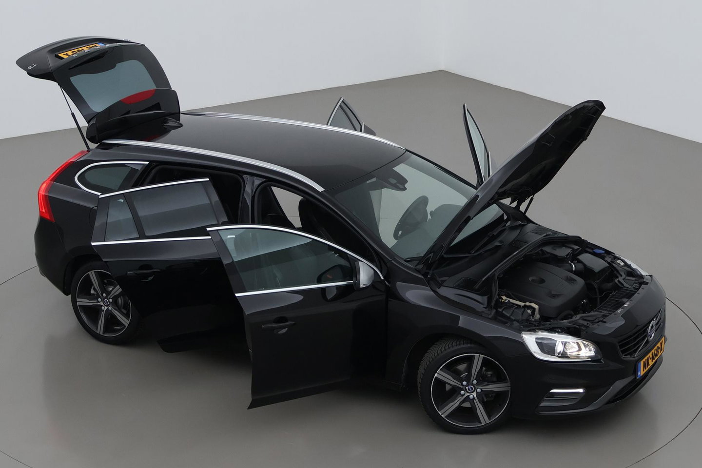Volvo V60 T3 R-Design | Trekhaak | Adaptieve Xenon | Standkachel | Automaat | Navigatie | 18 Inch