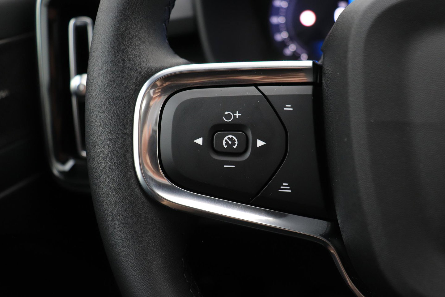 Volvo EX40 Single Motor Extended Range Plus Black Ed. 82 kWh | ACC | Panoramadak | 360° Camera | Harman/Kardon | BLIS | 20 Inch
