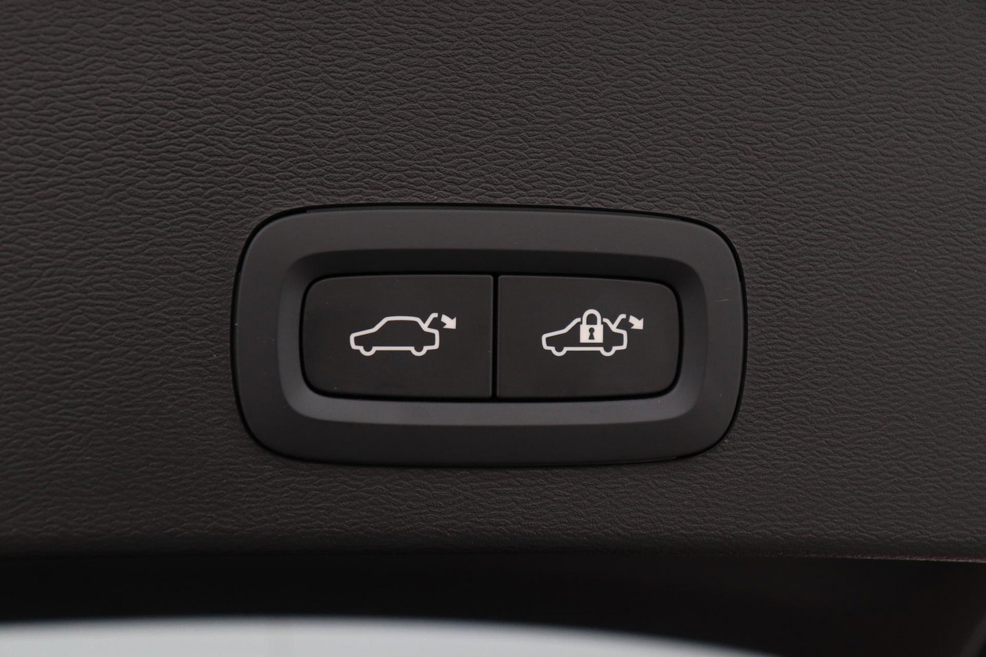 Volvo EX40 Single Motor Extended Range Plus Black Ed. 82 kWh | ACC | Panoramadak | 360° Camera | Harman/Kardon | BLIS | 20 Inch