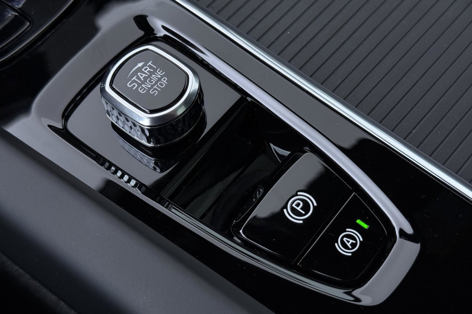 Volvo XC60 T8 Plug-in hybrid Ultra Black Edition | ACC | Panoramadak | 360° Camera | Head-Up | Harman/Kardon | 22 Inch