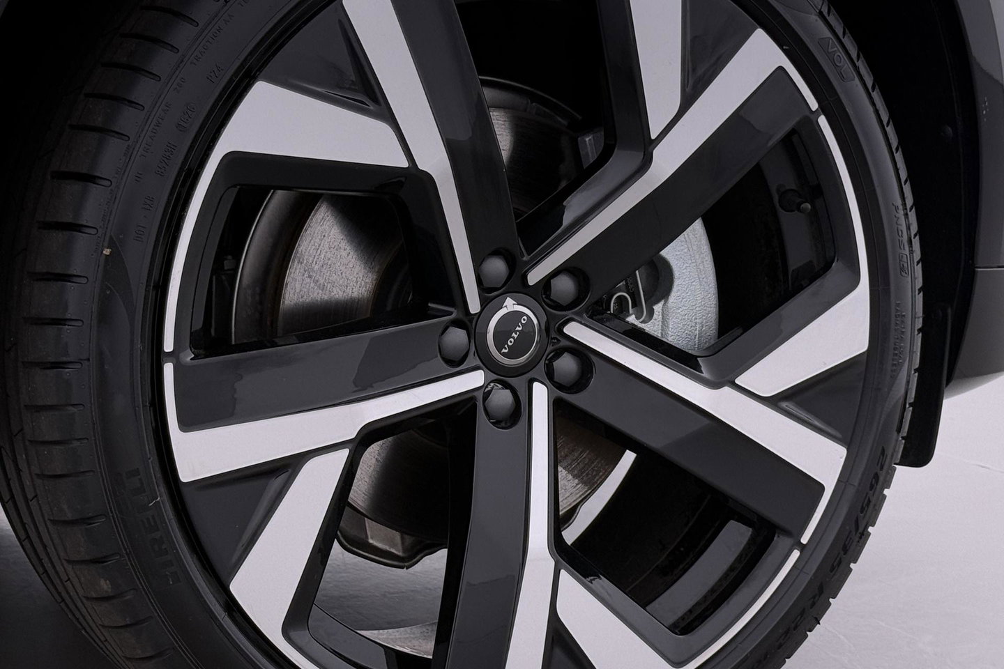Volvo XC60 T8 Plug-in hybrid Ultra Black Edition | ACC | Panoramadak | 360° Camera | Head-Up | Harman/Kardon | 22 Inch