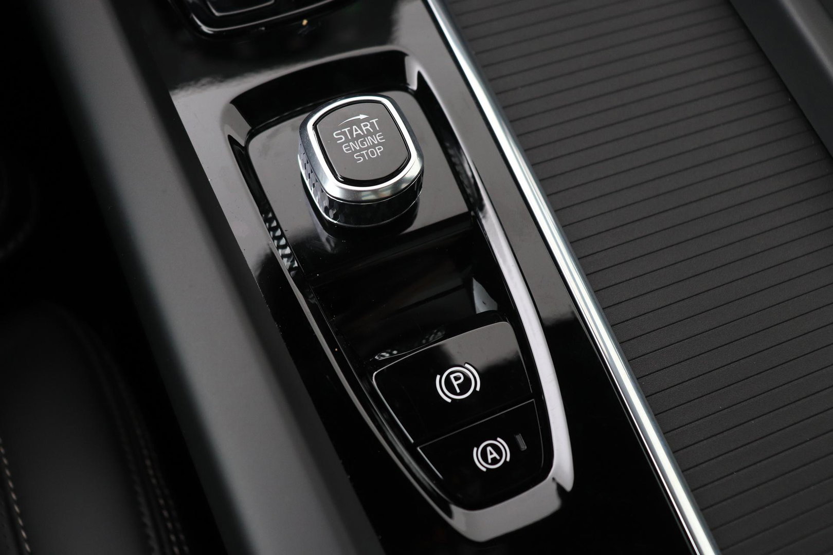 Volvo XC60 T8 Plug-in hybrid Ultra Black Edition | ACC | Panoramadak | Bowers&Wilkins | Head-Up | 360° Camera | Massage+Ventilatie | 21 inch