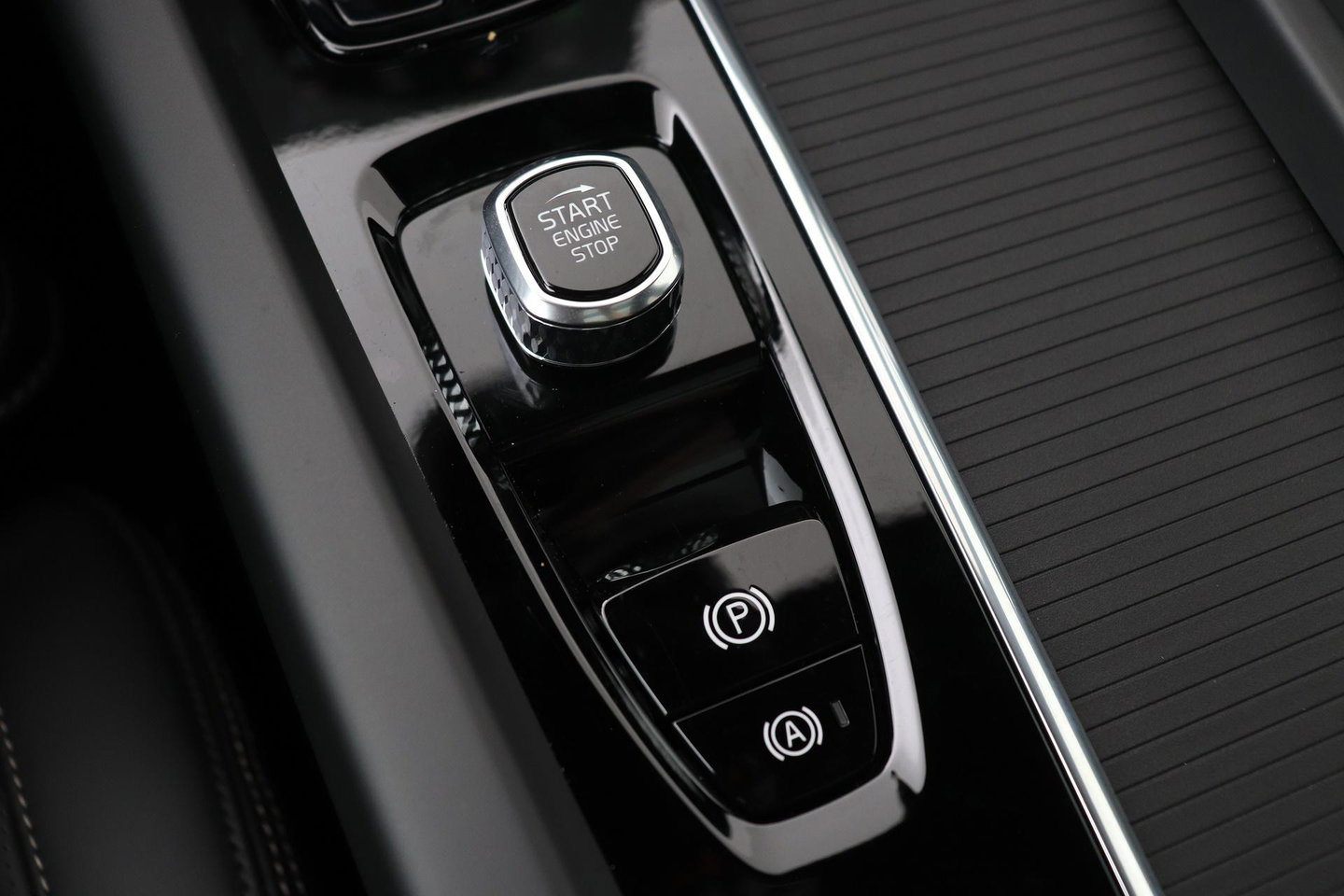 Volvo XC60 T8 Plug-in hybrid Ultra Black Edition | ACC | Panoramadak | Bowers&Wilkins | Head-Up | 360° Camera | Massage+Ventilatie | 21 inch