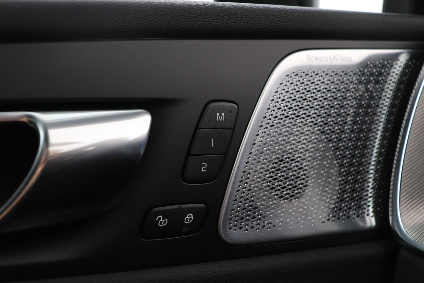 Volvo XC60 T8 Plug-in hybrid Ultra Black Edition | ACC | Panoramadak | Bowers&Wilkins | Head-Up | 360° Camera | Massage+Ventilatie | 21 inch