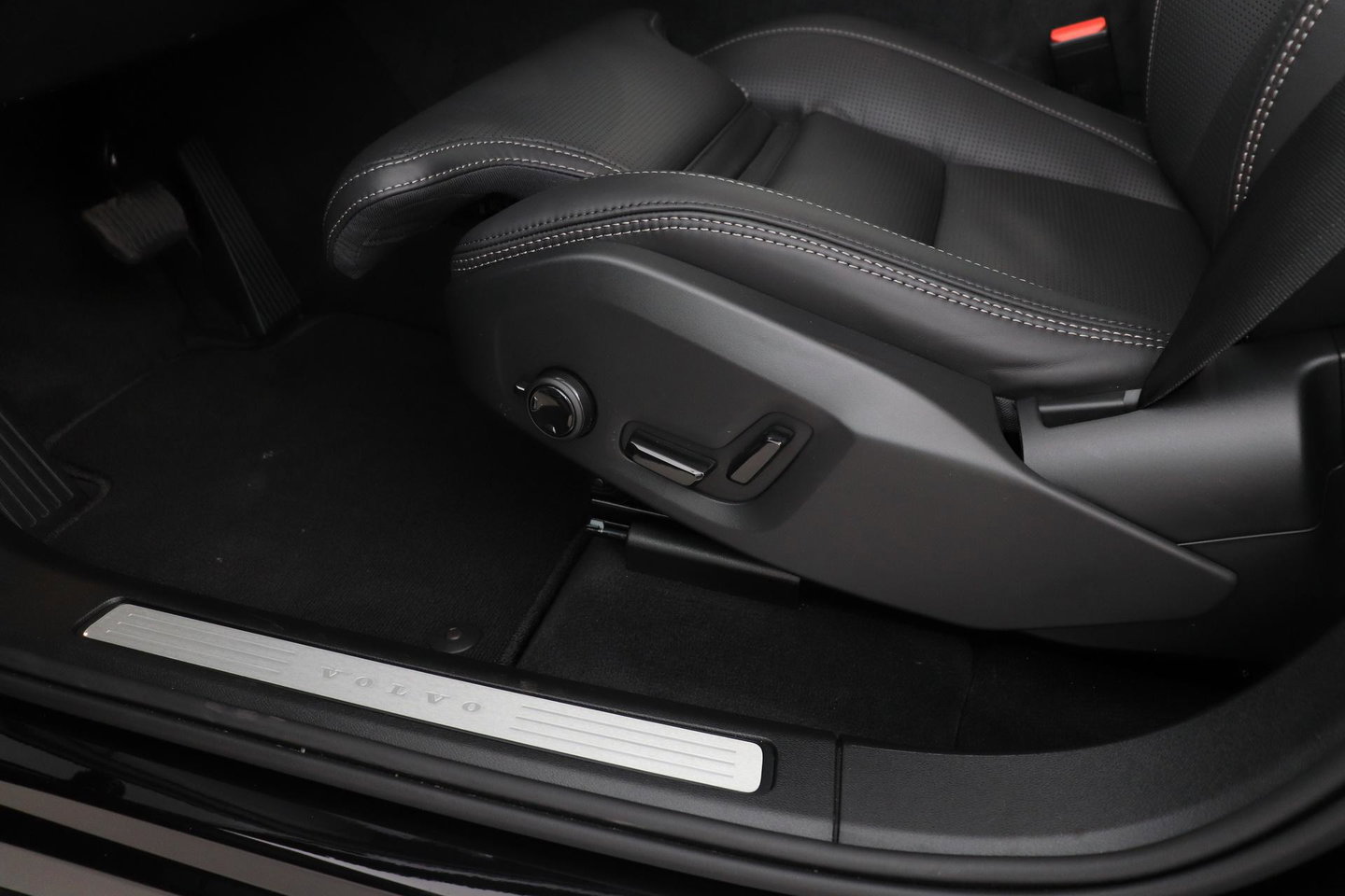 Volvo XC60 T8 Plug-in hybrid Ultra Black Edition | ACC | Panoramadak | Bowers&Wilkins | Head-Up | 360° Camera | Massage+Ventilatie | 21 inch
