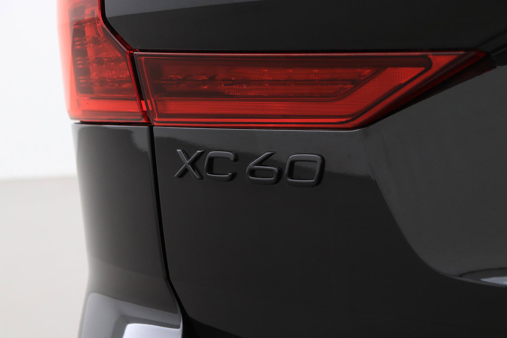 Volvo XC60 T8 Plug-in hybrid Ultra Black Edition | ACC | Panoramadak | Bowers&Wilkins | Head-Up | 360° Camera | Massage+Ventilatie | 21 inch