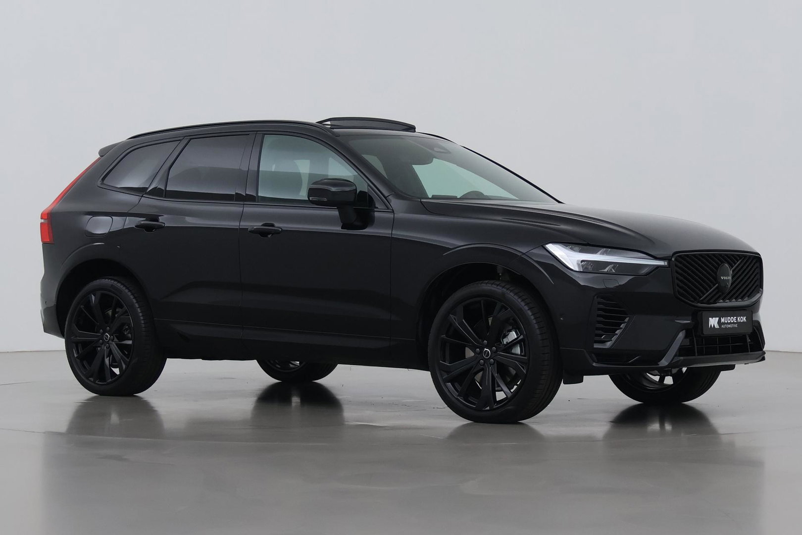 Volvo XC60 T8 Plug-in hybrid Ultra Black Edition | ACC | Panoramadak | Bowers&Wilkins | Head-Up | 360° Camera | Massage+Ventilatie | 21 inch