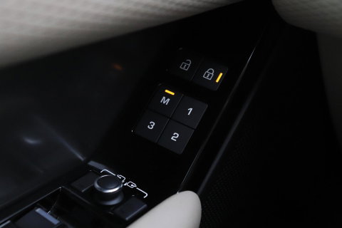 Land Rover Range Rover Velar 2.0 P400e | Elektrische Trekhaak | Keyless Entry | Memory | Camera | Leder | 19 inch