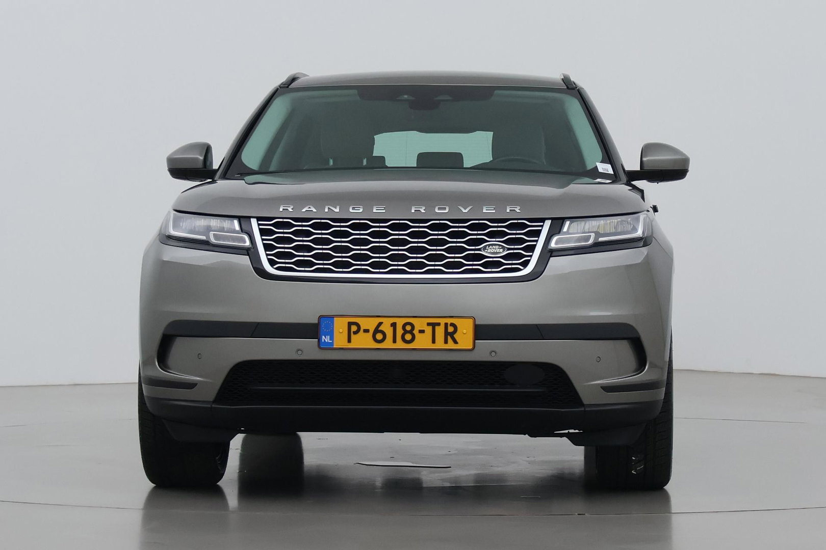 Land Rover Range Rover Velar 2.0 P400e | Elektrische Trekhaak | Keyless Entry | Memory | Camera | Leder | 19 inch