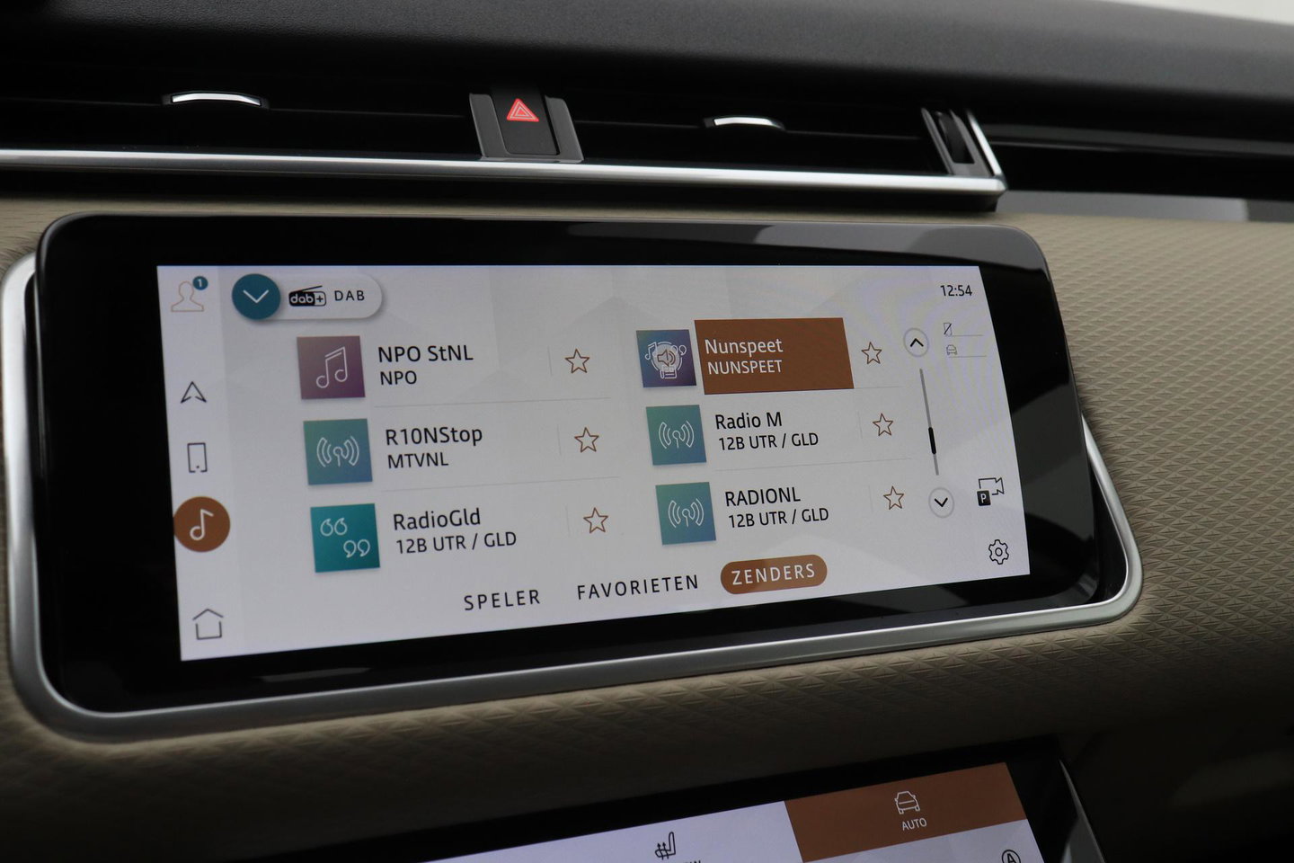 Land Rover Range Rover Velar 2.0 P400e | Elektrische Trekhaak | Keyless Entry | Memory | Camera | Leder | 19 inch