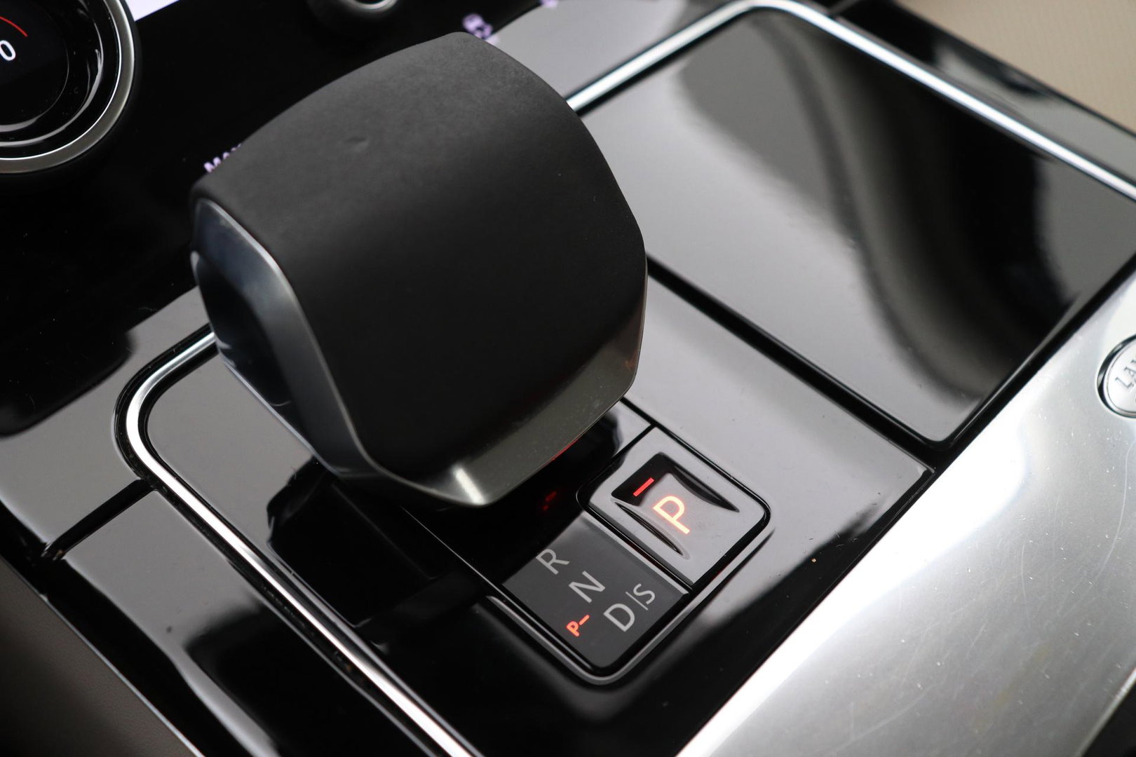 Land Rover Range Rover Velar 2.0 P400e | Elektrische Trekhaak | Keyless Entry | Memory | Camera | Leder | 19 inch
