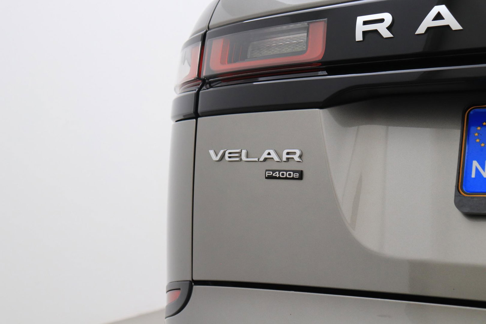 Land Rover Range Rover Velar 2.0 P400e | Elektrische Trekhaak | Keyless Entry | Memory | Camera | Leder | 19 inch