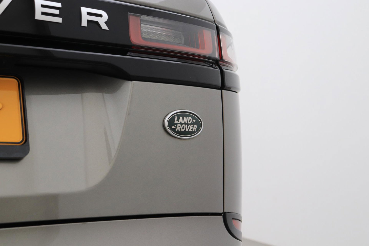 Land Rover Range Rover Velar 2.0 P400e | Elektrische Trekhaak | Keyless Entry | Memory | Camera | Leder | 19 inch