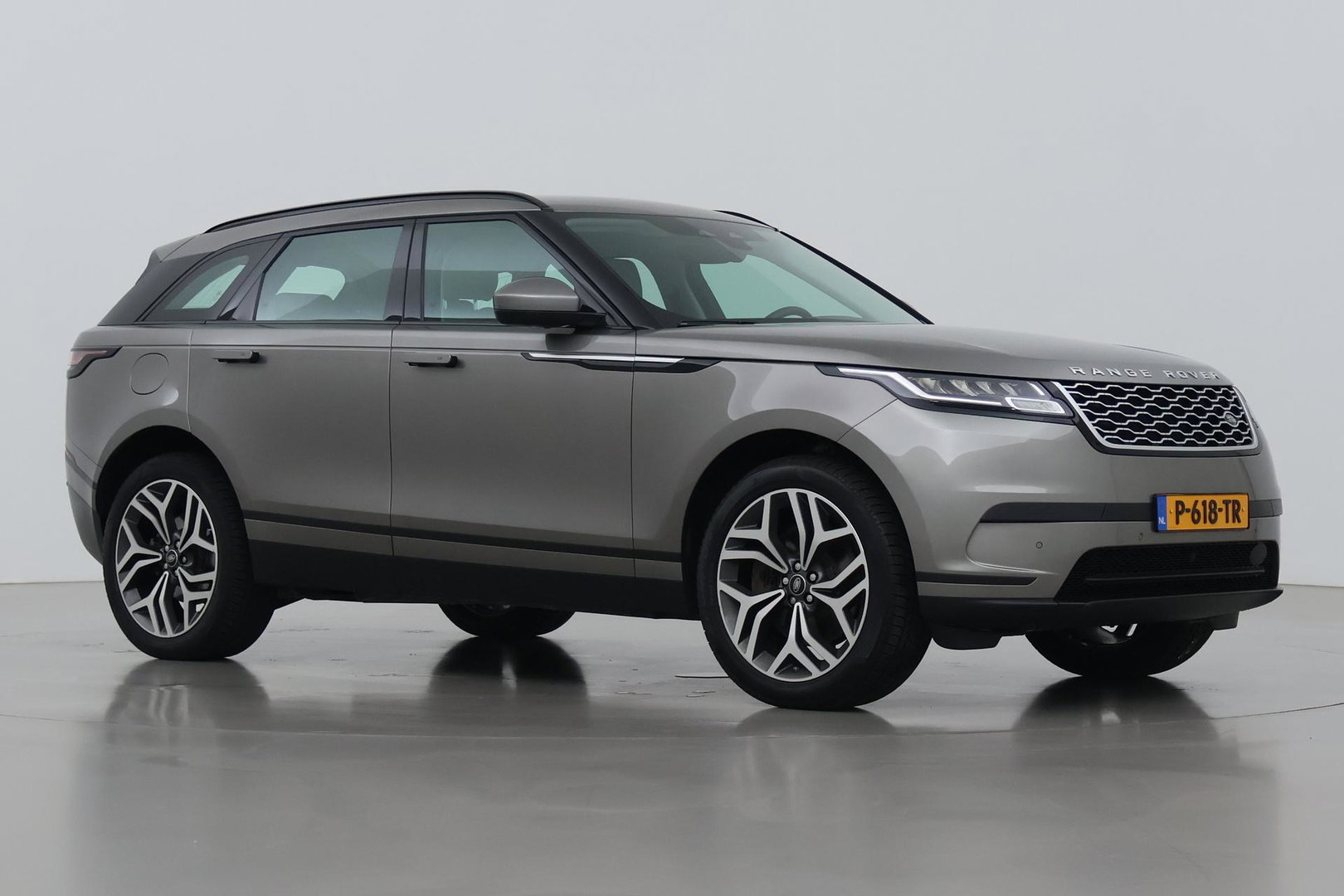Land Rover Range Rover Velar 2.0 P400e | Elektrische Trekhaak | Keyless Entry | Memory | Camera | Leder | 19 inch
