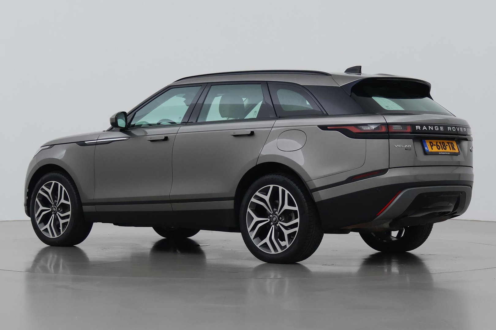Land Rover Range Rover Velar 2.0 P400e | Elektrische Trekhaak | Keyless Entry | Memory | Camera | Leder | 19 inch