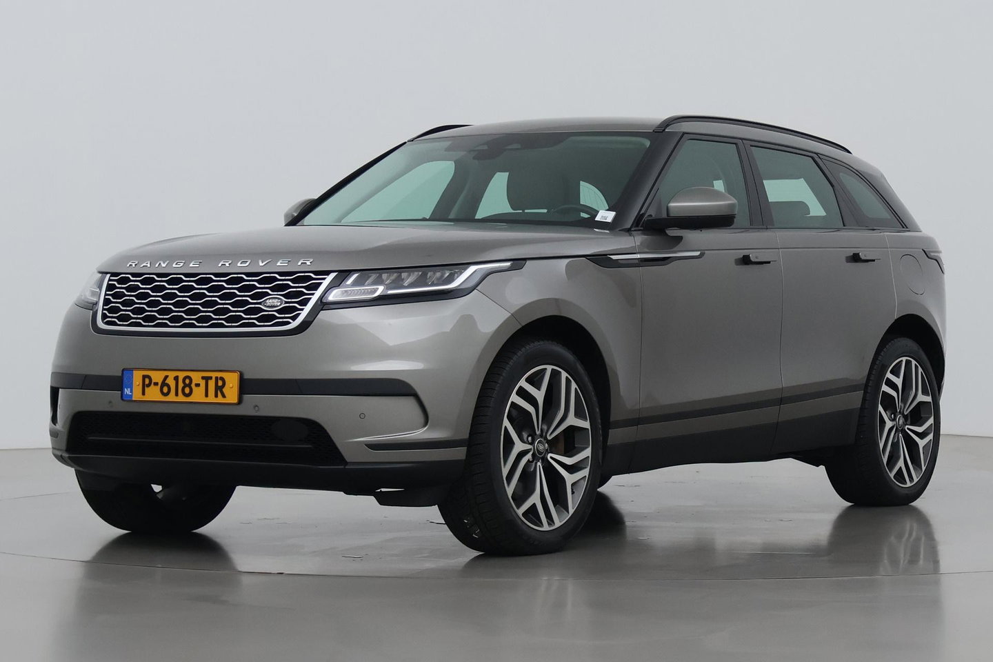 Land Rover Range Rover Velar 2.0 P400e | Elektrische Trekhaak | Keyless Entry | Memory | Camera | Leder | 19 inch