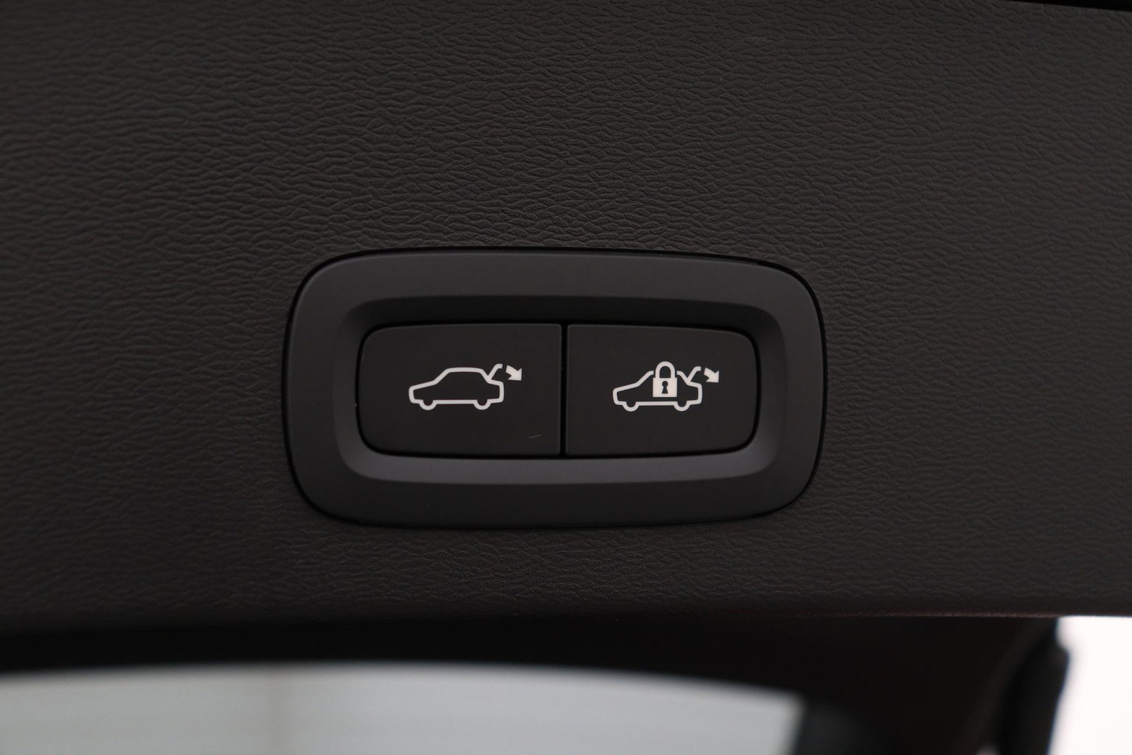 Volvo EX40 Single Motor Extended Range Plus Black Ed. 82 kWh | 360° Camera | ACC | 20 Inch | Stoel+Stuurverwarming | Harman/Kardon