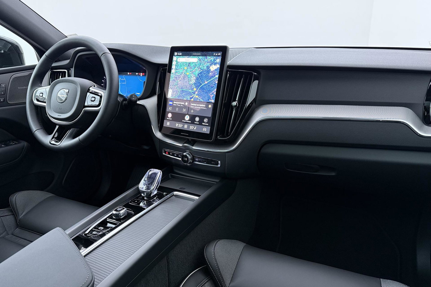 Volvo XC60 T8 Plug-in hybrid Ultra Black Edition | ACC | Panoramdak | Head-Up | Trekhaak | Harman/Kardon | 360° Camera | 21 Inch