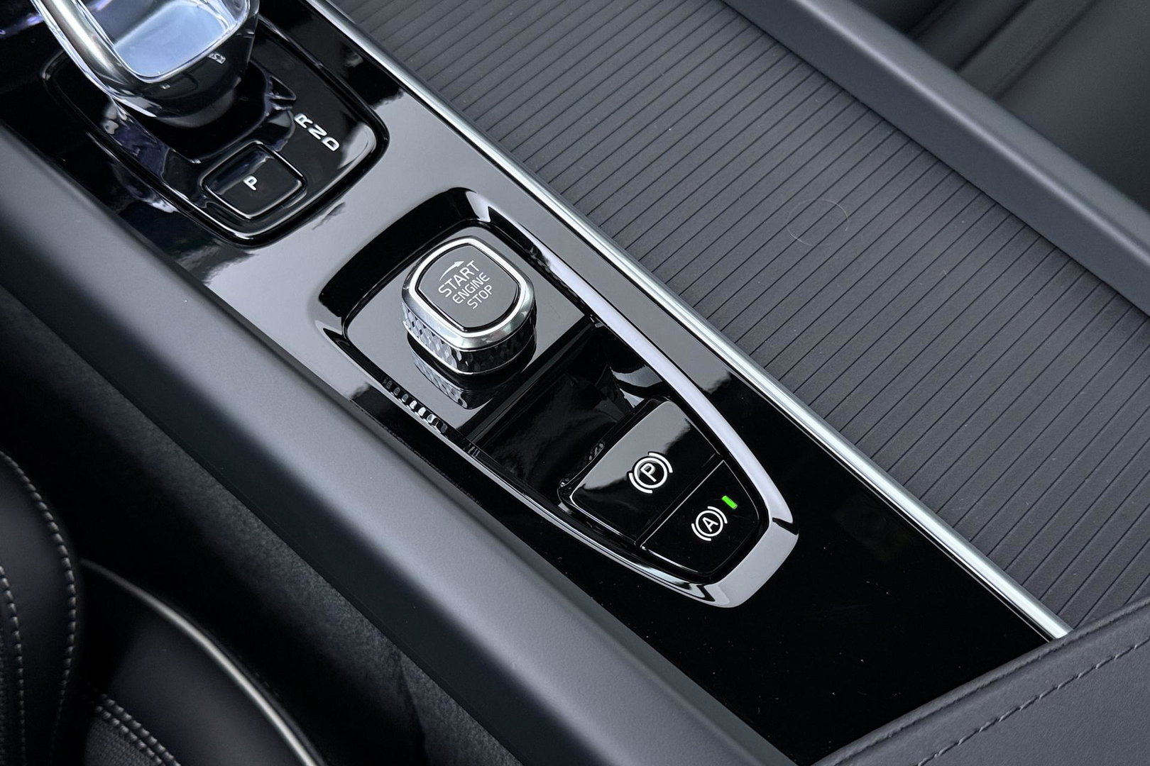 Volvo XC60 T8 Plug-in hybrid Ultra Black Edition | ACC | Panoramdak | Head-Up | Trekhaak | Harman/Kardon | 360° Camera | 21 Inch