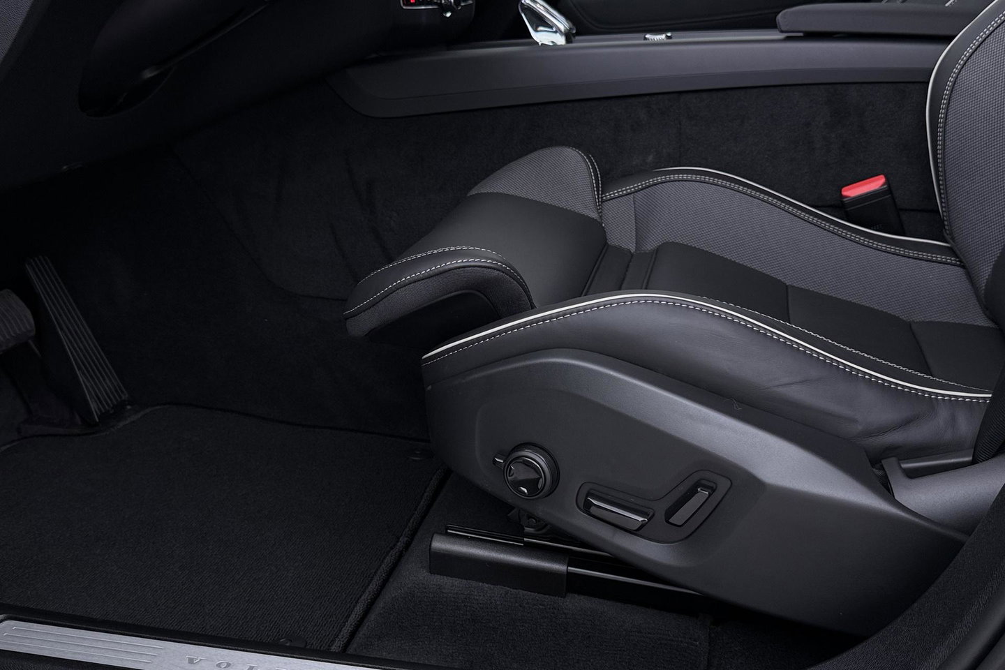 Volvo XC60 T8 Plug-in hybrid Ultra Black Edition | ACC | Panoramdak | Head-Up | Trekhaak | Harman/Kardon | 360° Camera | 21 Inch