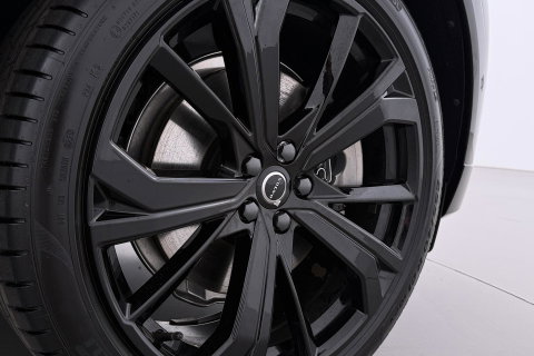Volvo XC60 T8 Plug-in hybrid Ultra Black Edition | ACC | Panoramdak | Head-Up | Trekhaak | Harman/Kardon | 360° Camera | 21 Inch