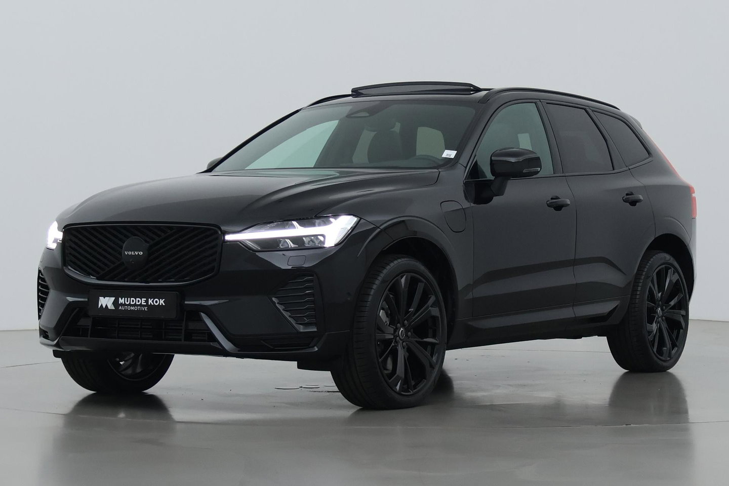 Volvo XC60 T8 Plug-in hybrid Ultra Black Edition | ACC | Panoramdak | Head-Up | Trekhaak | Harman/Kardon | 360° Camera | 21 Inch